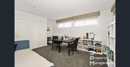 Spacious & Stylish Family Living in Prime Bayside Pocket - Photo 4