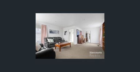 Charming 3-Bedroom Home with Ample Natural Light in Lalor - Photo 5