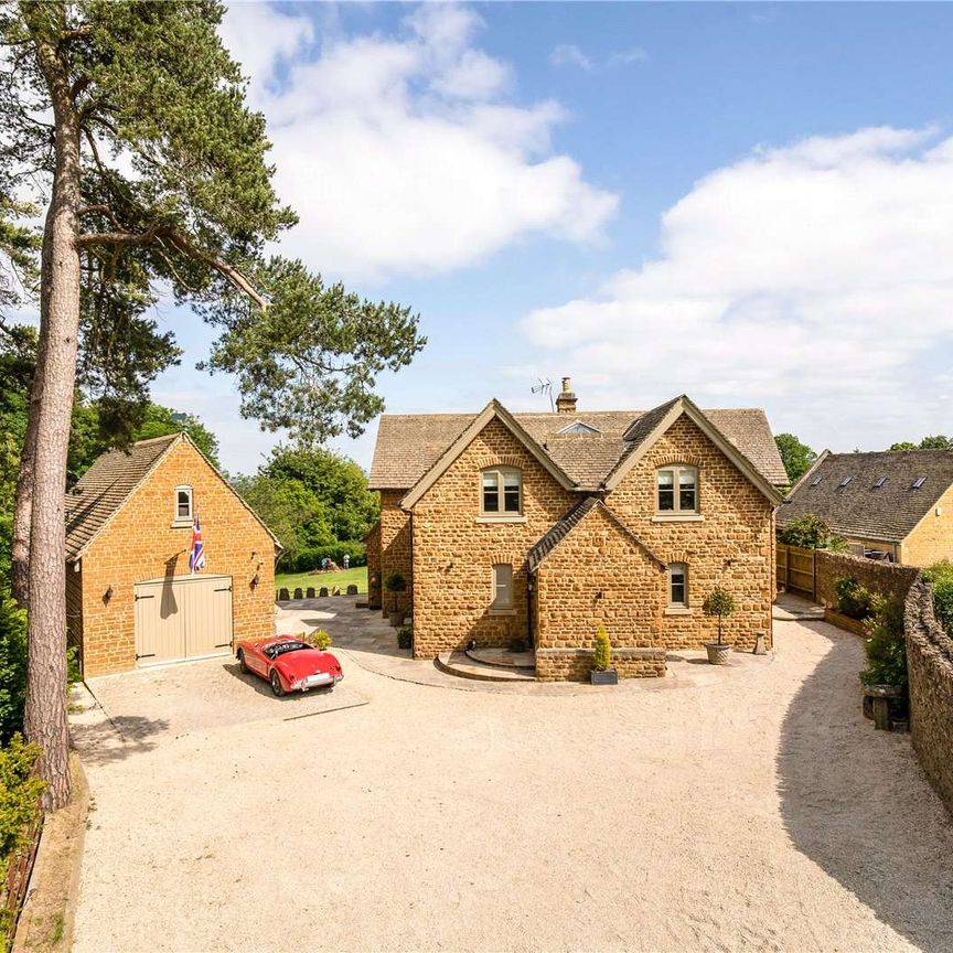 Magnificent family home in the village of Icomb. - Photo 1