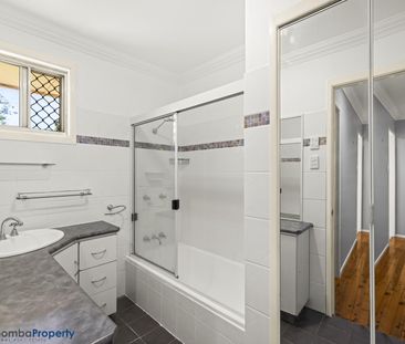 A beautifully renovated and generously sized 3-bedroom family home,... - Photo 6