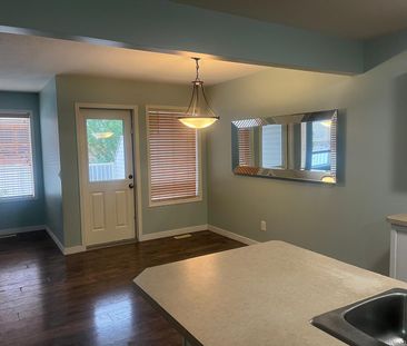 4 Bedroom Duplex with Single Attached Garage - Photo 6