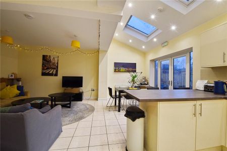 1 bedroom in a house share to rent - Photo 2