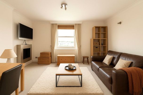 A bright and spacious one bedroom apartment on the top floor of a period conversion with a private roof terrace - Photo 1