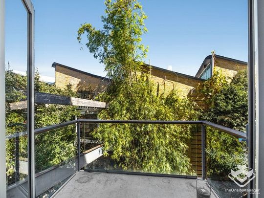 Spacious Woolstore Apartment with Balcony & High Ceilings - Photo 1