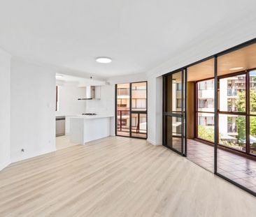 Stylish Renovated Apartment with Wrap-Around Balcony - Photo 4