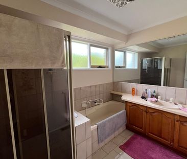 COMFORT & SPACE COMBINED IN THIS 5 BEDROOM FAMILY HOME! - Photo 6