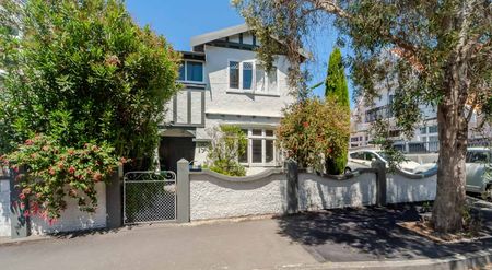 Large Character Home - Photo 3