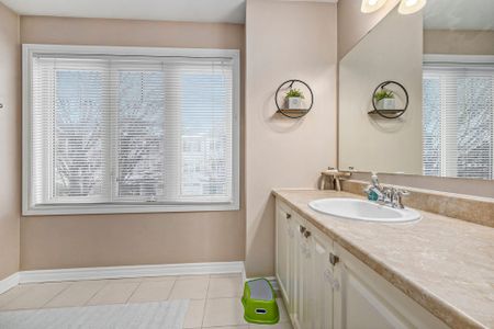 For Lease - 284 Par-La-Ville Circle, Stittsville - Munster - Richmond, Ontario - Photo 5