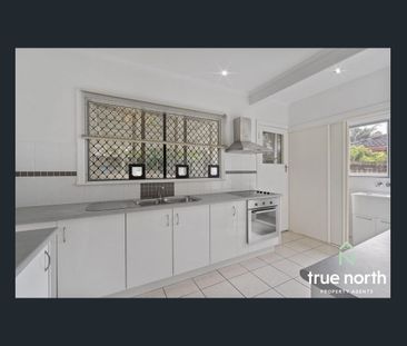 Charming Three-bedroom with a Large Backyard! - Photo 5