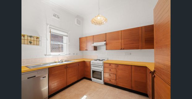 Freshly Updated Family Home – Spacious, Secure & Convenient Location - Photo 1