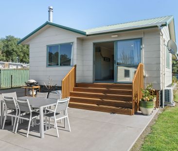 Welcome to this spacious and versatile 4-bedroom rental home. - Photo 2