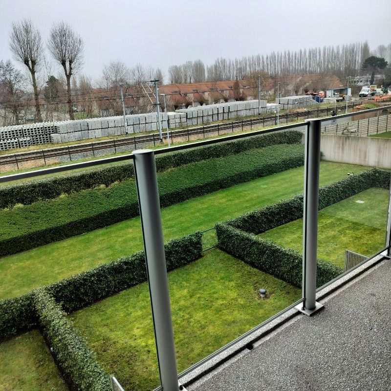 Zéér aangenaam en goed onderhouden appartement met ideale ligging vlakbij het stadscentrum en het winkelcentrum "Westpark"! - Photo 1