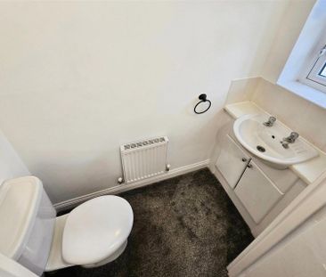 3 Bedroom House to Rent in Aintree Drive, Rushden, NN10 - Photo 2