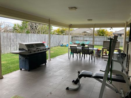 Single level 5 bedroom with large fully fenced yard - Photo 4