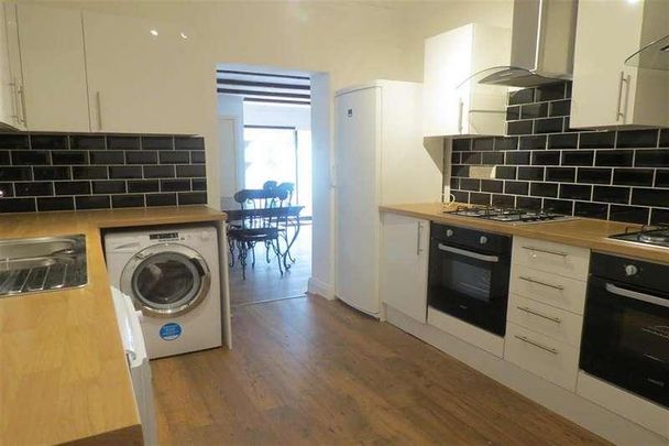 Bedroom Detached House In Charminster, BH8 - Photo 1