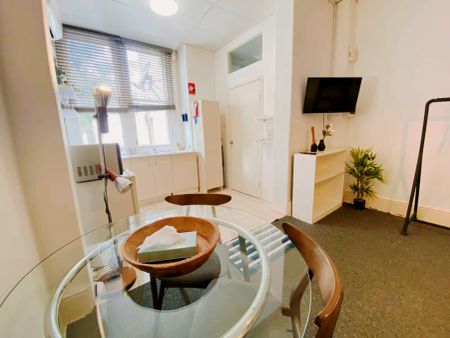 Large studio in proximity to Hyde Park - Photo 2