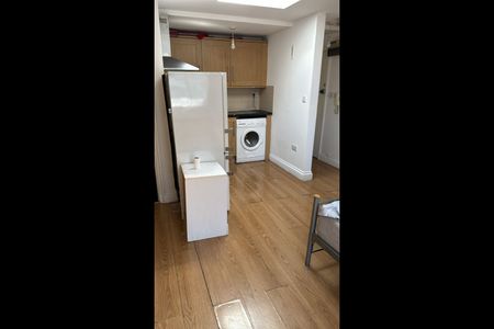 Studio Flat, High Road, IG1 - Photo 5