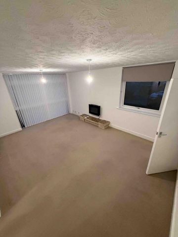 3 bedroom flat to rent - Photo 2