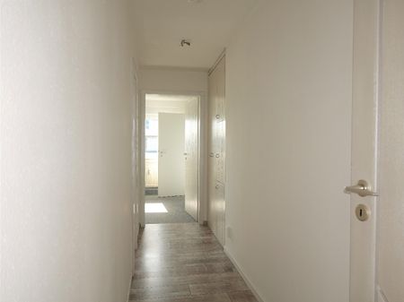 Gepflegte ca. 89 m² große DG-Wohnung mit großem Wohn-/Esszimmer, Tageslichtbad und PKW-Stellplatz - Photo 3