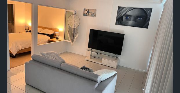 Newly renovated 4th floor apartment walking distance from harbour town shopping centre - Photo 1