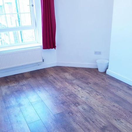 4 bedroom flat to rent - Photo 3
