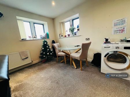2 bedroom flat to rent - Photo 2