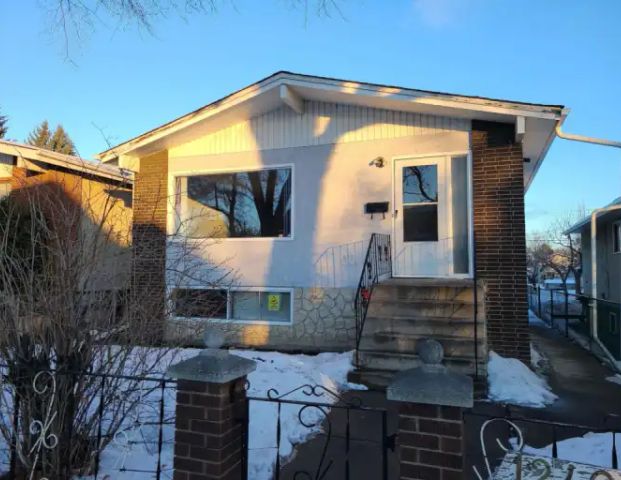 Large 3 bdrm mainfloor, yard, deck, central location | 12409 87 St NW, Edmonton - Photo 1