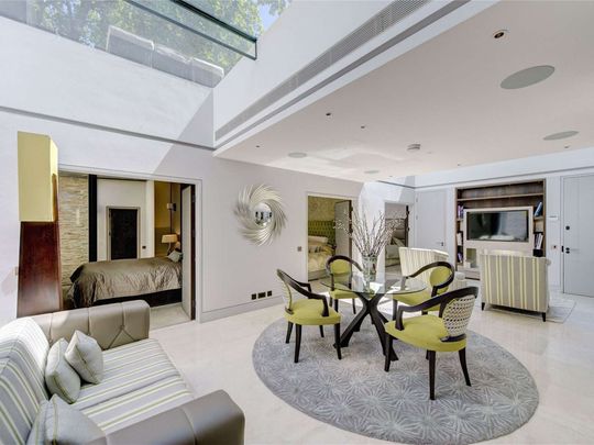 A beautiful apartment located on Princes Gate with a private Terrace leading out onto Princes Gardens. The property offers an abundance of space arranged over four floors. - Photo 1