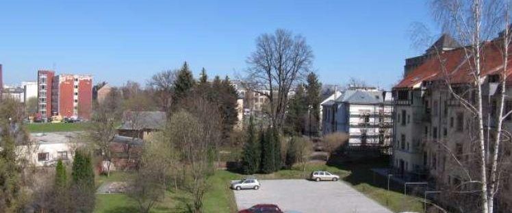 Frei ab 1.5.26 - 1. OG / Laminat + große Küche - WG-gerecht ! - Photo 1