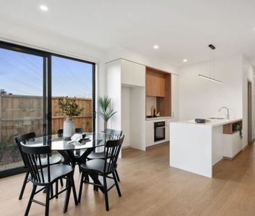 Modern Low-Maintenance Townhouse in a Prime South Morang Location - Photo 2