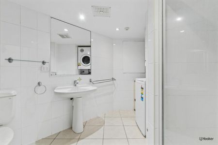 Beachfront Living in Surfers Paradise! - Photo 5