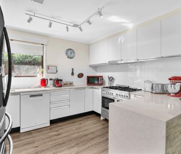 Spacious 3-Bedroom Home with parking behind electric gate - Photo 4