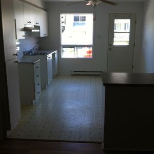 Grand 4 1/2 impeccable 1er étage à louer - Photo 2