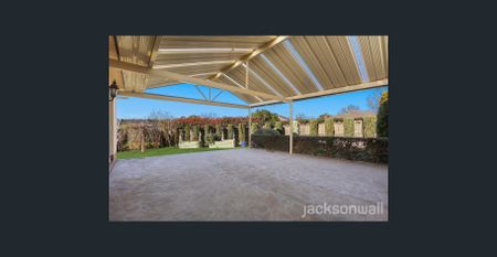 Spacious Family Home - Photo 2