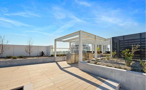 Chic One Bedroom Apartment in Convenient Location - Photo 1