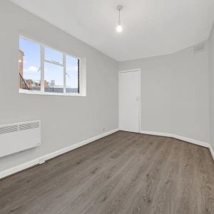 2 bedroom flat in Kentish Town - Photo 3