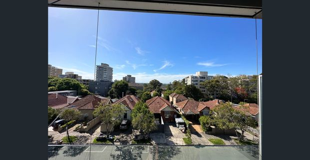 Bright, ultra convenient, large apartment with views - Photo 1