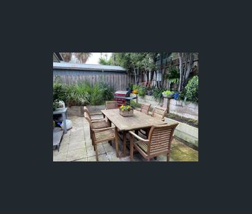 Spacious home in a prime spot, steps from public transport and Merr... - Photo 5