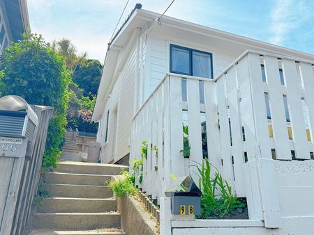 2-3 bedroom house. Close to shops and bus. - Photo 4