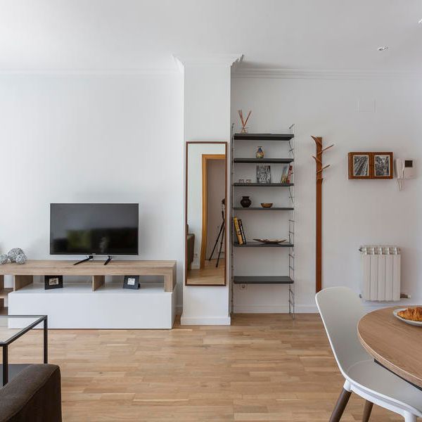 Bright 2-Bedroom Apartment in Eixample with Balcony - Photo 1