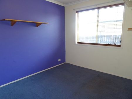 6 Ikara Close, Dunlop ACT 2615 - House For Rent | Domain - Photo 2