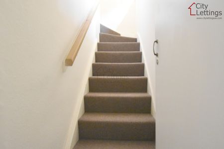 4 Bedroom Mid Terraced House - Photo 2