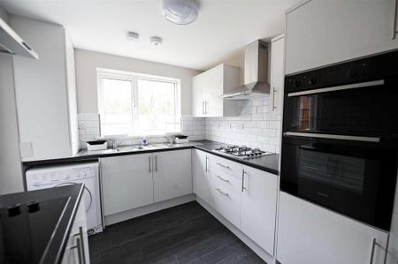1 bedroom in a house share to rent - Photo 3