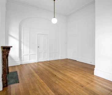 Oversized apartment with high ceilings and classic charm - Photo 1