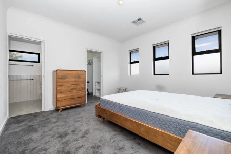 Contemporary Designer Living in Prime Magill Location - Photo 4