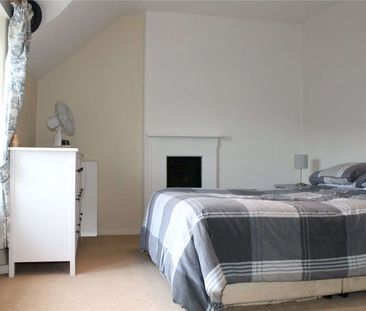 An attractive semi-detached Cotswold stone cottage conveniently sit... - Photo 2
