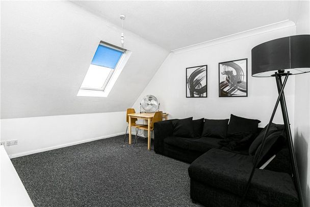 Stirling Close, London, SW16 5HH - Photo 1