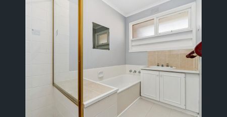 Spacious 4-Bedroom Home, with Sun-Soaked Rumpus Room - Photo 5