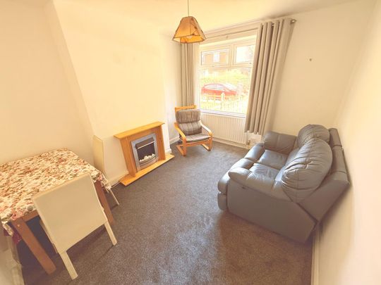 Botwell Lane, Hayes - Photo 1