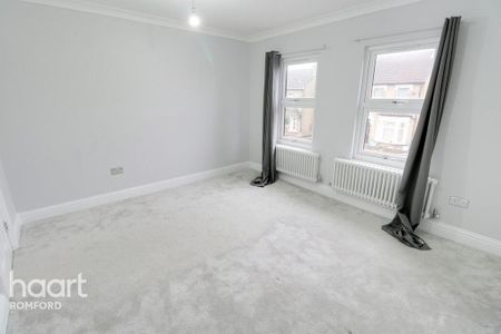 3 bedroom end of terrace house to rent - Photo 4